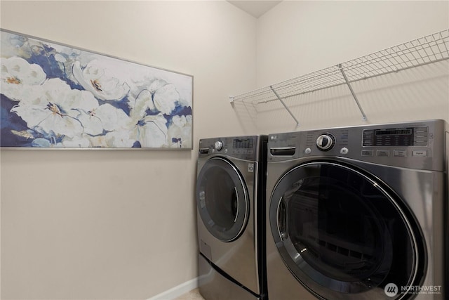 laundry room with laundry area, baseboards, and independent washer and dryer