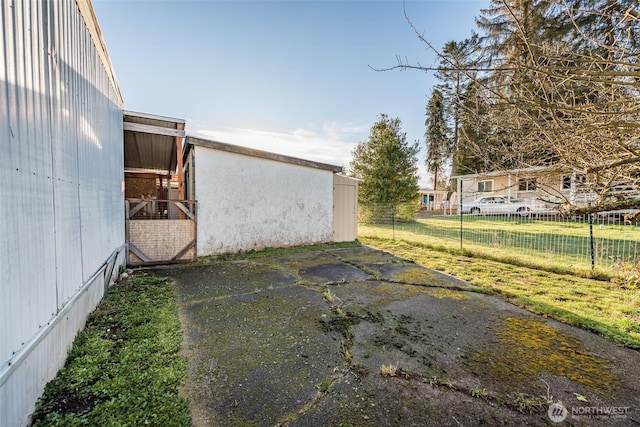 view of yard featuring an outbuilding and fence