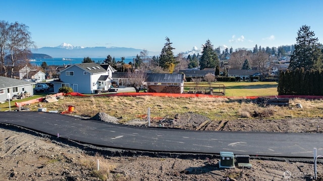 view of yard with a mountain view and a residential view