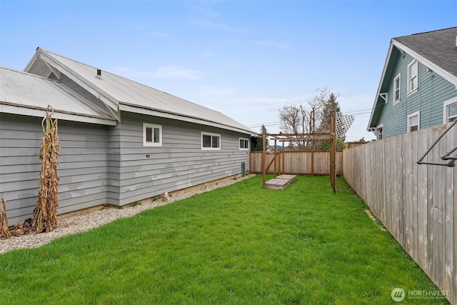 view of yard featuring a fenced backyard