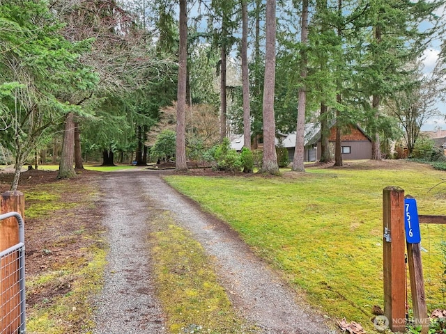 view of front of house featuring driveway and a front yard