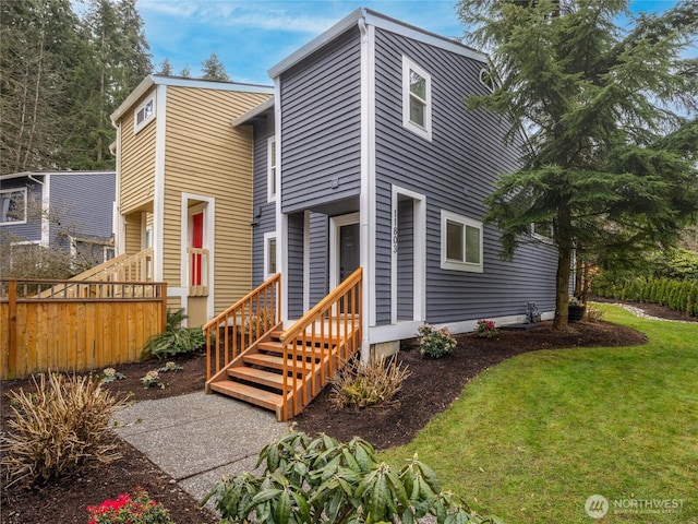 view of front of property featuring a front yard