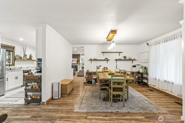 dining room featuring recessed lighting, ornamental molding, baseboards, and wood finished floors