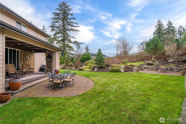 view of yard featuring a patio area