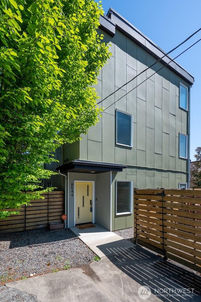 6544 23rd Ave NE, Seattle, WA 98115 - view of front of property with fence