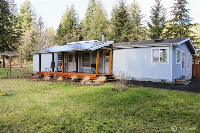 view of front of property with crawl space, a porch, and a front lawn