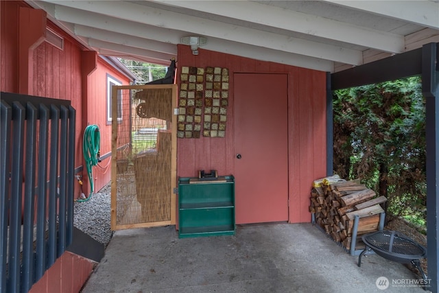 view of outdoor structure featuring an outbuilding