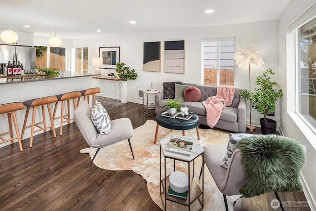 living room featuring dark wood-style floors, recessed lighting, and baseboards