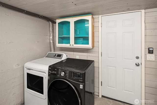 clothes washing area featuring laundry area and washing machine and dryer