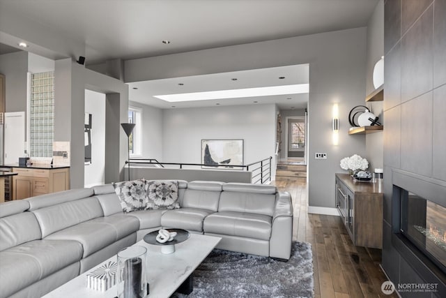 living room with recessed lighting, plenty of natural light, dark wood-style floors, and baseboards