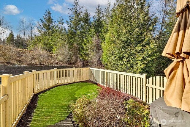 view of yard featuring a fenced backyard