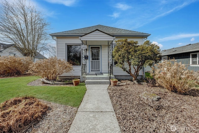 view of front of home featuring a front lawn