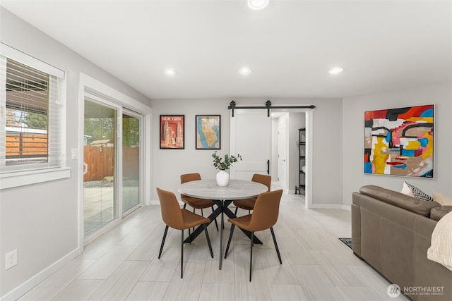 dining area featuring recessed lighting, a barn door, and baseboards