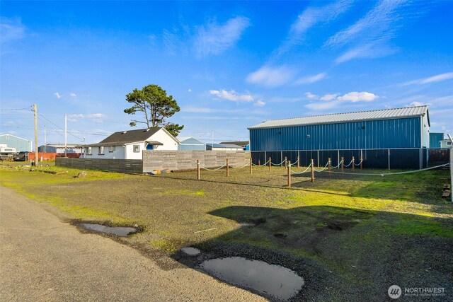 view of yard with an outbuilding