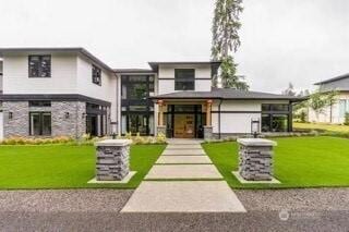 view of front of property with a front yard