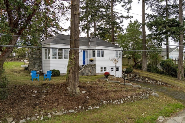 view of front of property with a front yard