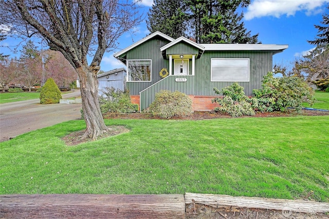 view of front of home featuring a front lawn