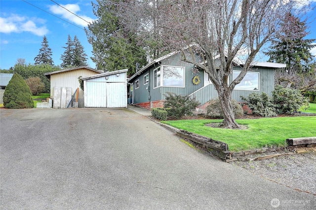 view of front of home featuring an outbuilding and a front yard