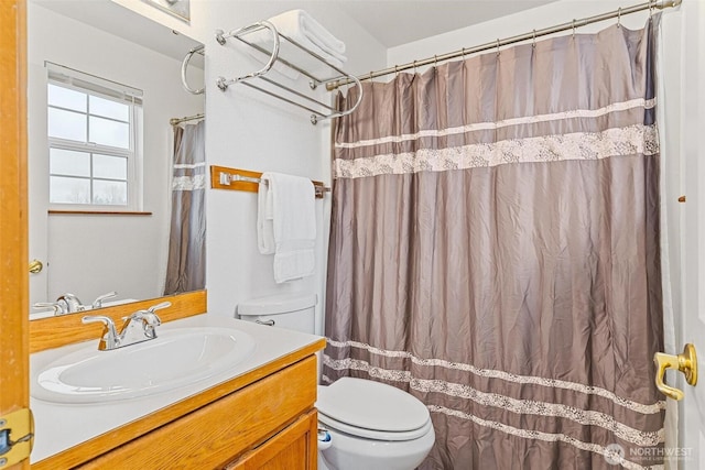 full bath featuring a shower with curtain, toilet, and vanity