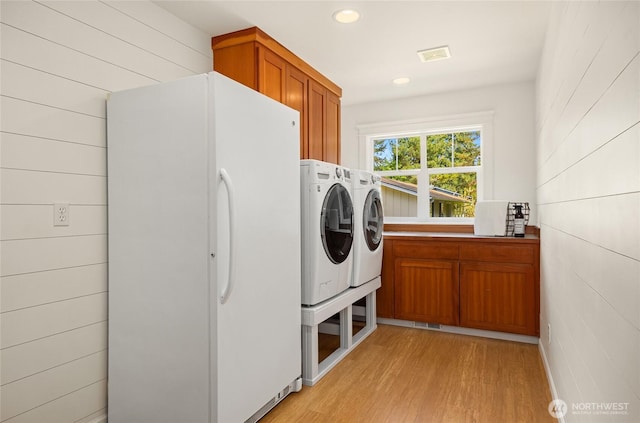 washroom with independent washer and dryer, cabinet space, light wood-style floors, recessed lighting, and visible vents