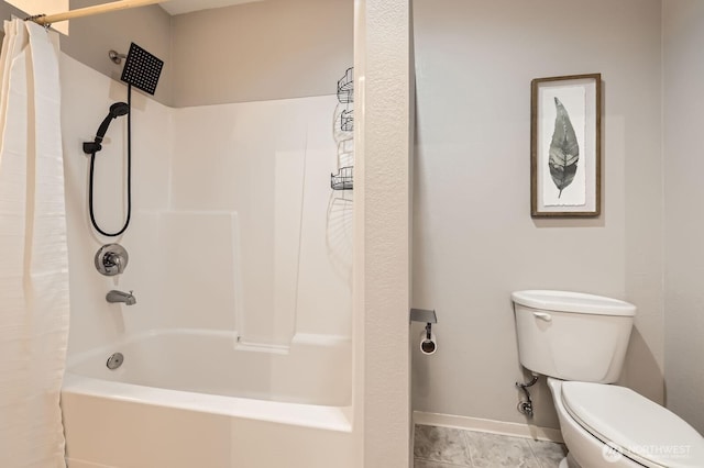 full bathroom featuring shower / bath combo with shower curtain, toilet, and baseboards