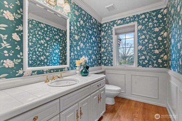 bathroom with visible vents and wallpapered walls