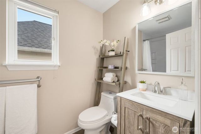 full bathroom featuring a shower with shower curtain, visible vents, toilet, and vanity