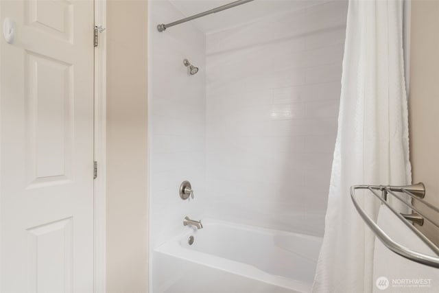 bathroom featuring shower / tub combo