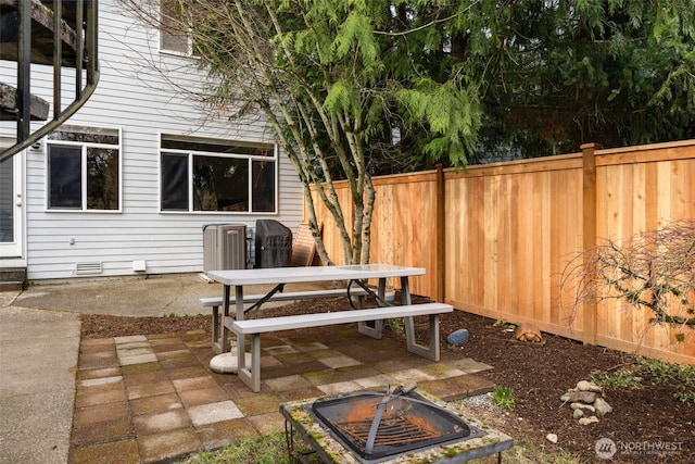 view of patio / terrace featuring outdoor dining space, an outdoor fire pit, and a fenced backyard