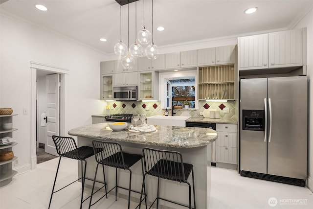 kitchen featuring open shelves, a sink, stainless steel appliances, crown molding, and a center island