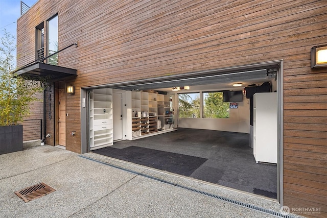 garage featuring freestanding refrigerator