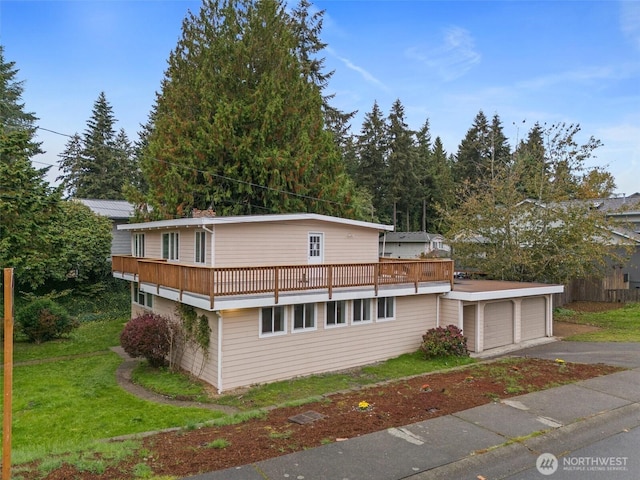 view of front of home featuring a front yard and an outdoor structure