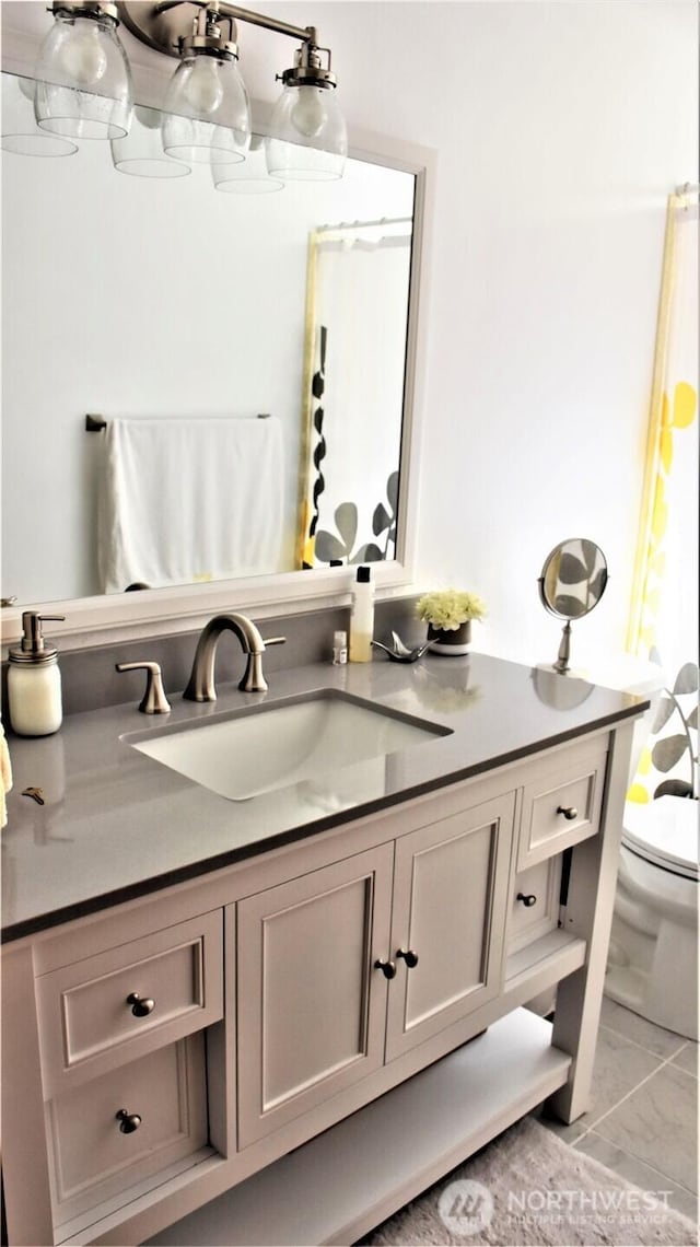 full bath featuring a shower with shower curtain, toilet, and vanity