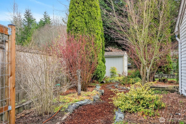 view of yard featuring an outdoor structure