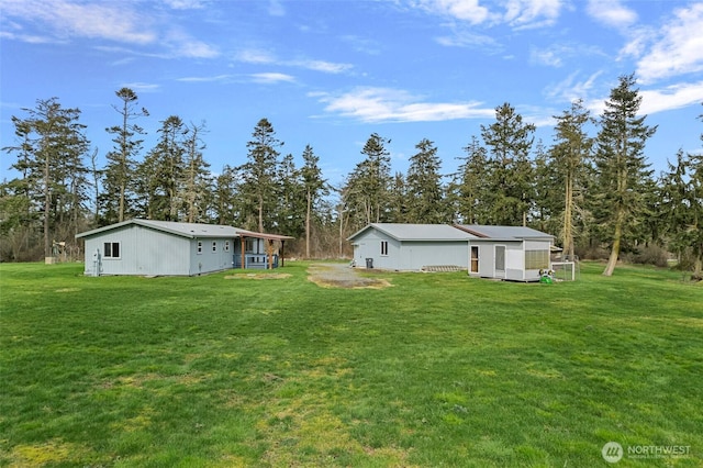 view of yard featuring an outbuilding