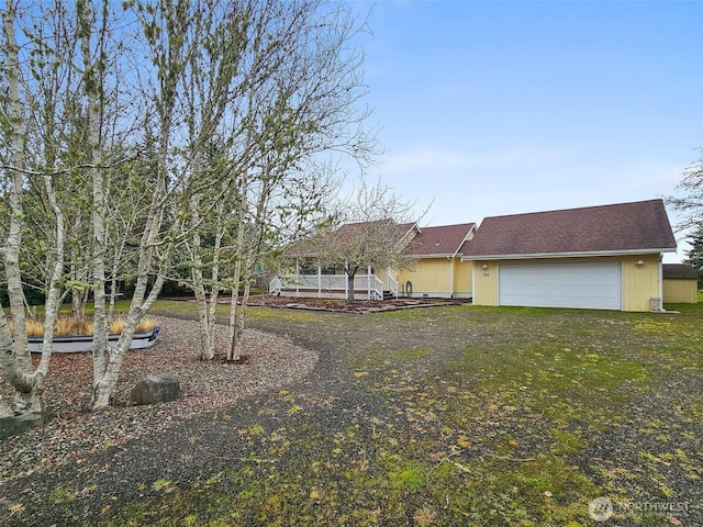 view of yard with driveway