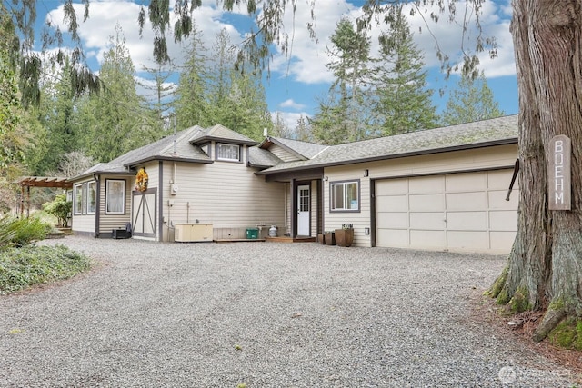 view of front facade featuring a garage and driveway