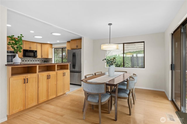 dining space featuring recessed lighting, light wood-type flooring, baseboards, and visible vents