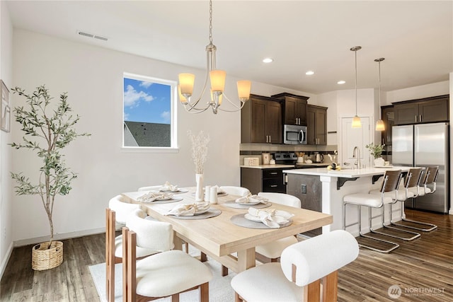 dining space featuring recessed lighting, visible vents, baseboards, and dark wood-style flooring