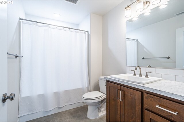 full bathroom with shower / bathtub combination with curtain, visible vents, toilet, decorative backsplash, and vanity