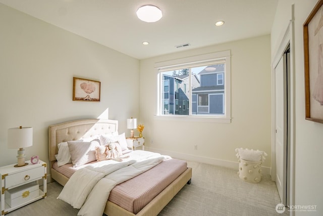 bedroom featuring light carpet, visible vents, recessed lighting, and baseboards