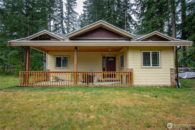 view of front facade with a front lawn