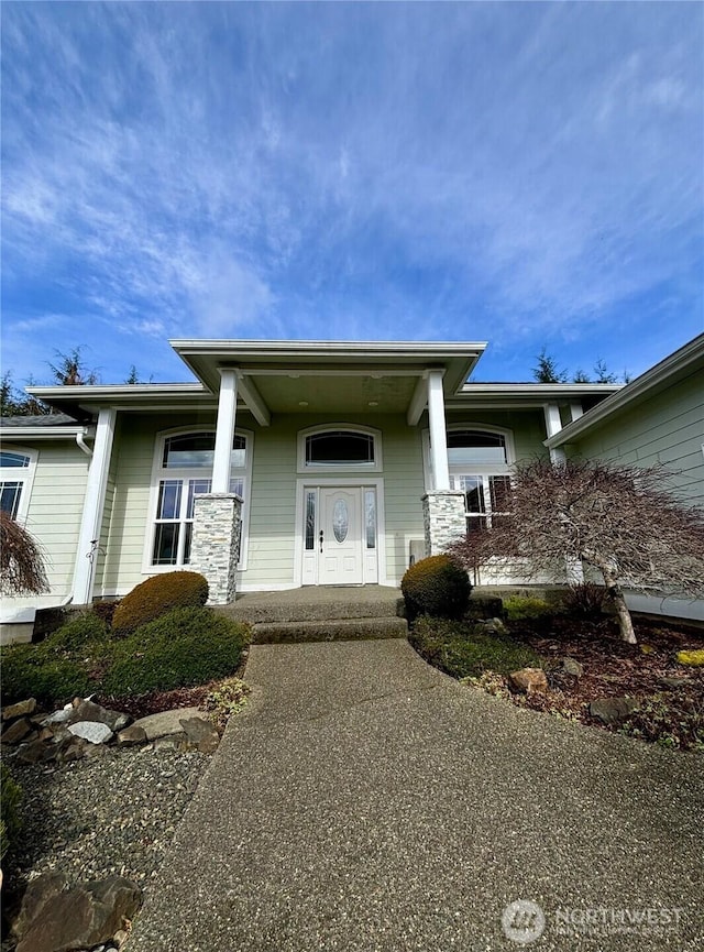 50 Holbrook Ln, Aberdeen, WA 98520 - entrance to property with covered porch