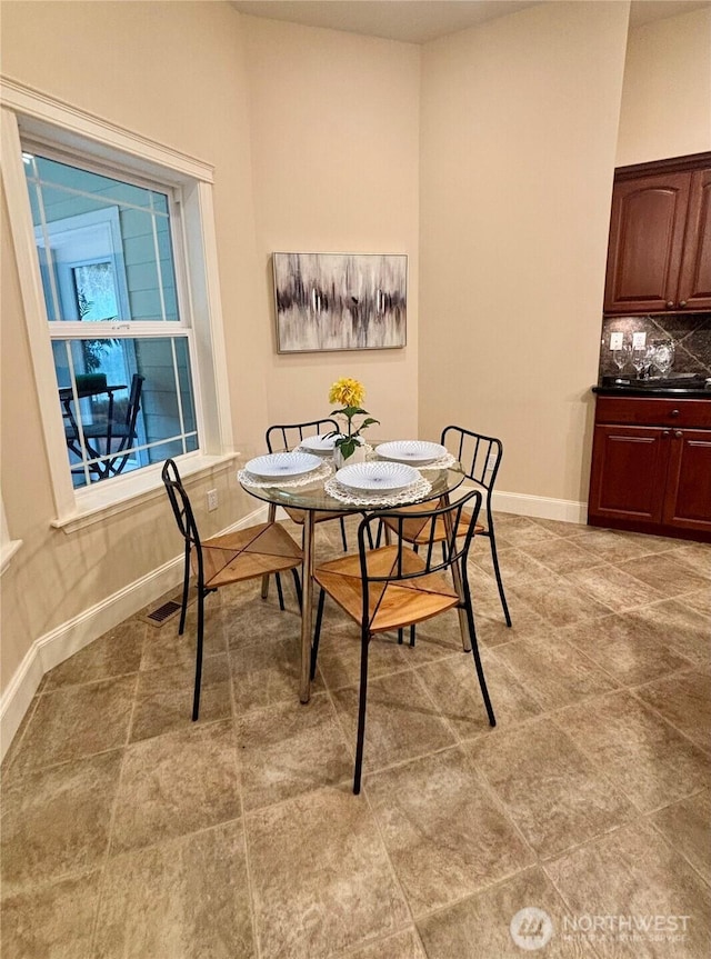 50 Holbrook Ln, Aberdeen, WA 98520 - dining space featuring baseboards