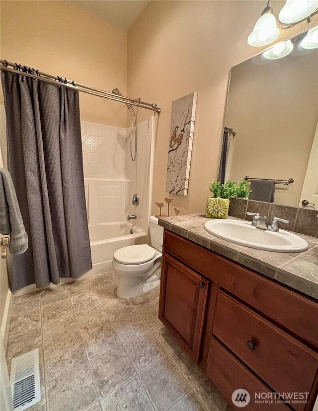 50 Holbrook Ln, Aberdeen, WA 98520 - full bath with visible vents, shower / bath combo with shower curtain, toilet, and vanity