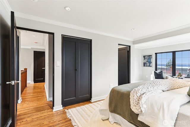 bedroom featuring crown molding, recessed lighting, baseboards, and light wood finished floors