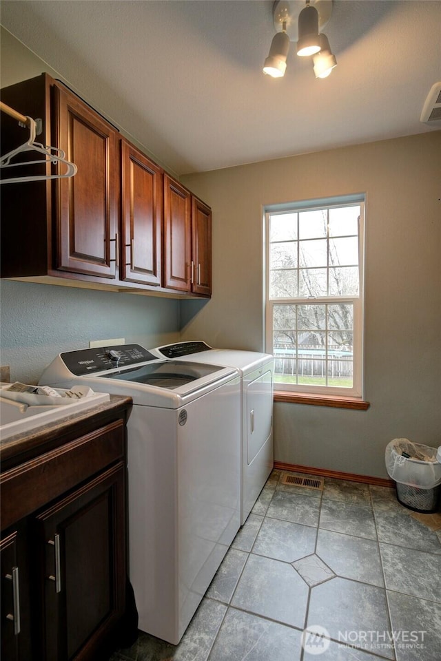 laundry room featuring visible vents, cabinet space, independent washer and dryer, and baseboards