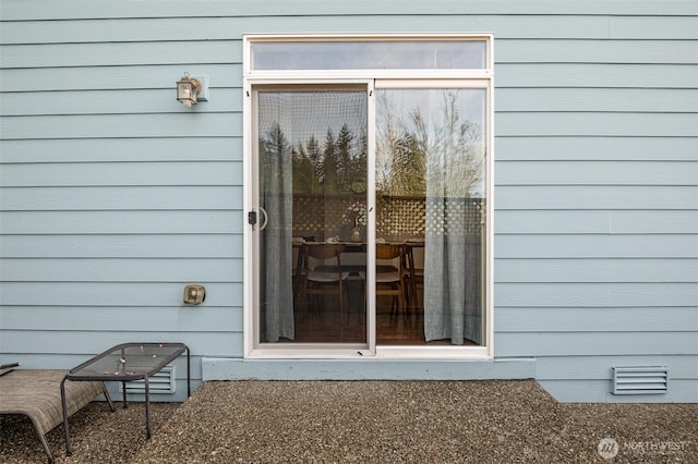 property entrance with crawl space