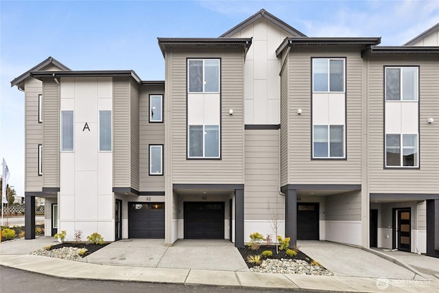 view of front of home featuring a garage and driveway