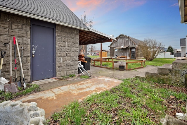 view of yard featuring an outbuilding and fence